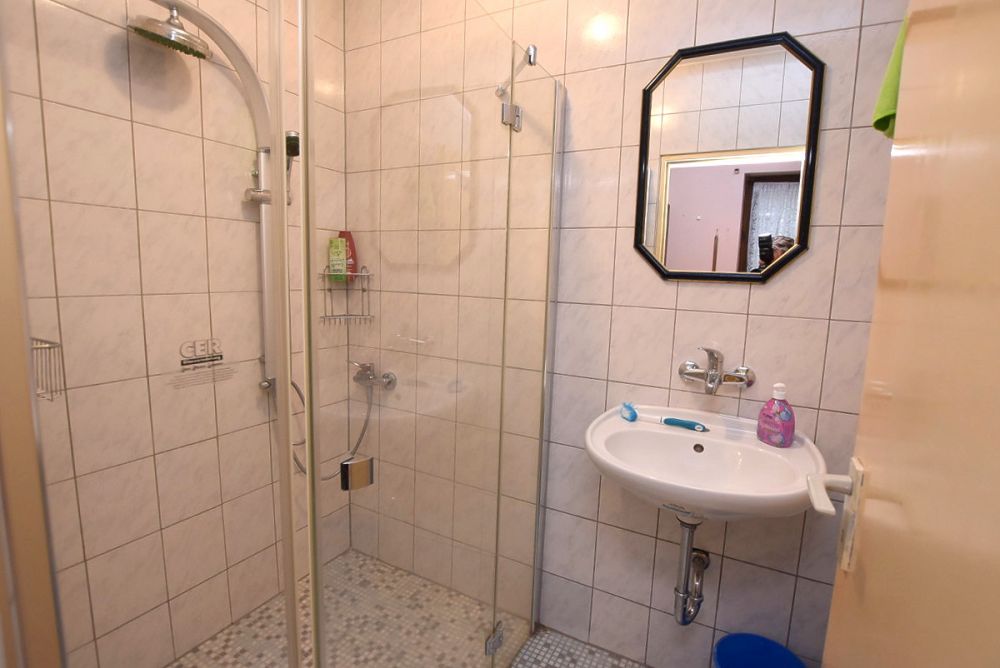 Viel Platz für Familie, 
Beruf oder Hobby!
Zweifamilienhaus mit Stall 
und weiteren Nebengebäuden