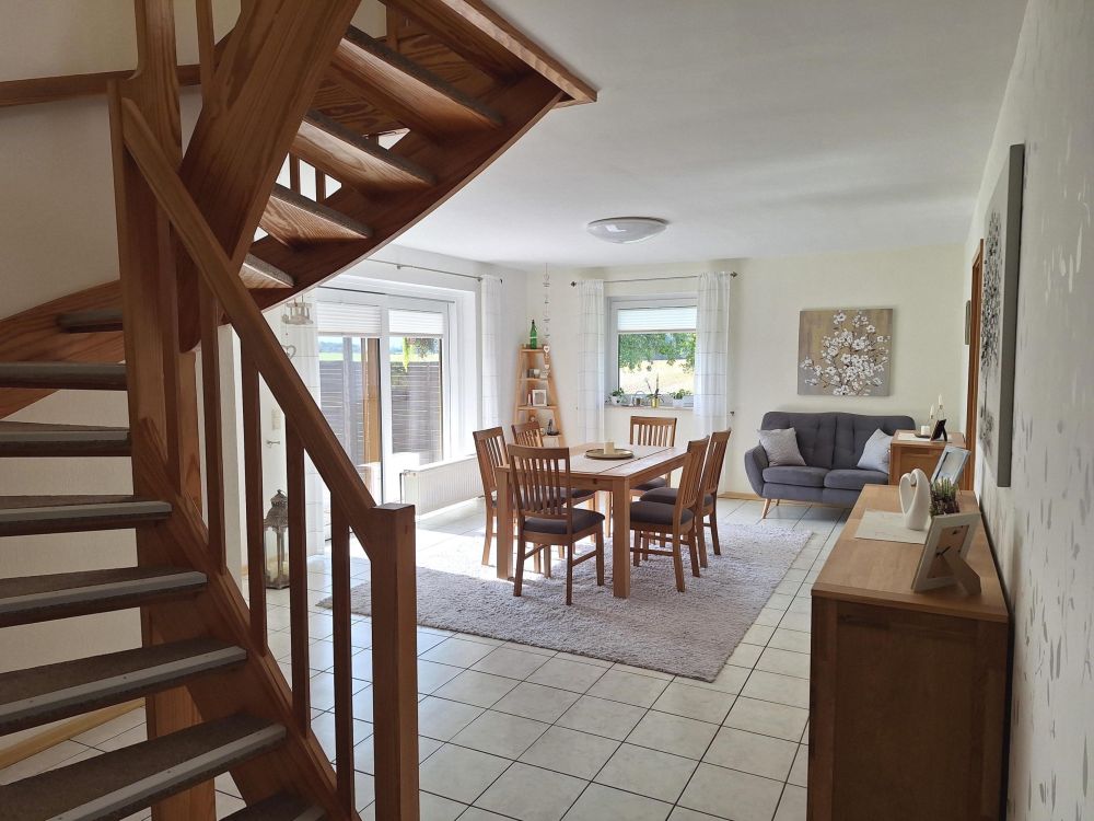 Idyllisch gelegenes Einfamilienhaus mit Einliegerwohnung in Feldrandlage