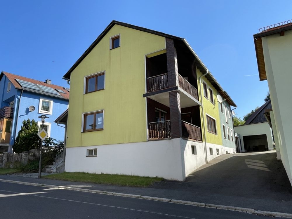 Doppelhaushälfte mit großer Scheune und Garten