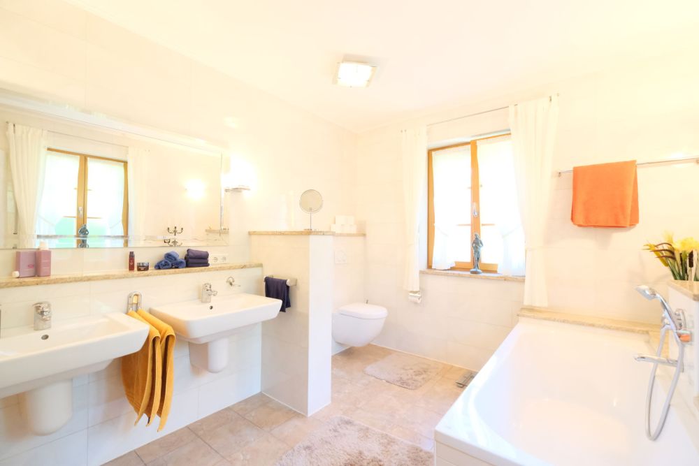 Modernes Mehrfamilienhaus mit Wohn- und Gewerbenutzung