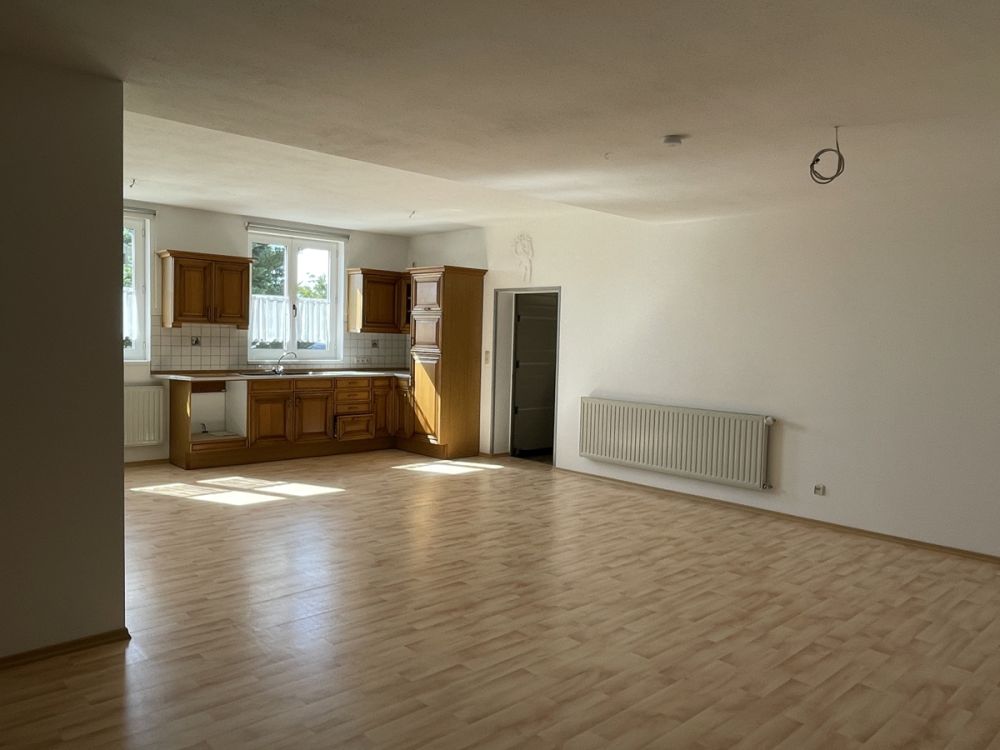 Wohnhaus in Traumlage mit vier Garagen und Nebengebäuden im Ort Griesbach