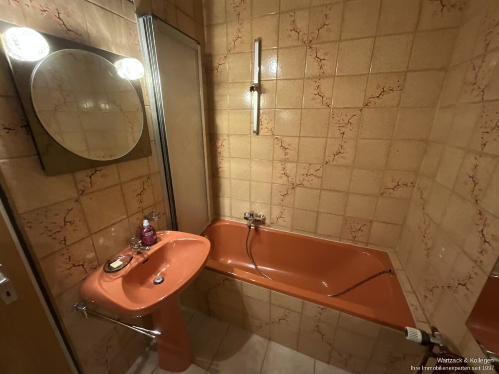 3-Zimmer-Wohnung 
mit 75 m² Wohnfläche 
und Südbalkon 
sofort zur Nutzung frei!