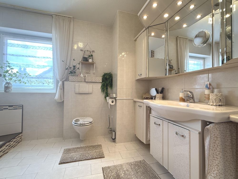 Hochwertig ausgestattetes REH mit viel Platz und traumhaft angelegtem Garten in Königsbrunn