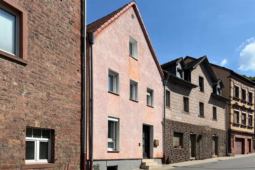 Komfortables Wohnen auf drei Ebenen – Reihenhaus mit Terrasse und Stellplatz