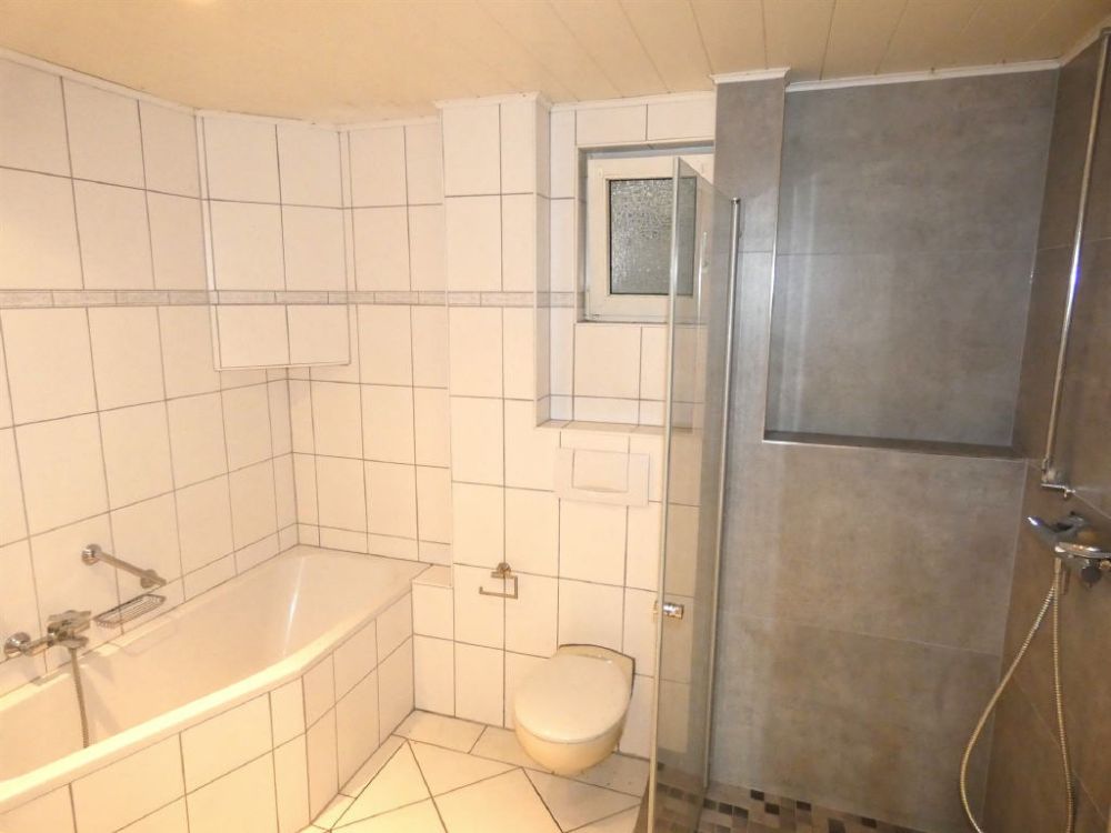 Modernisiertes Bad mit bodentiefer Dusche