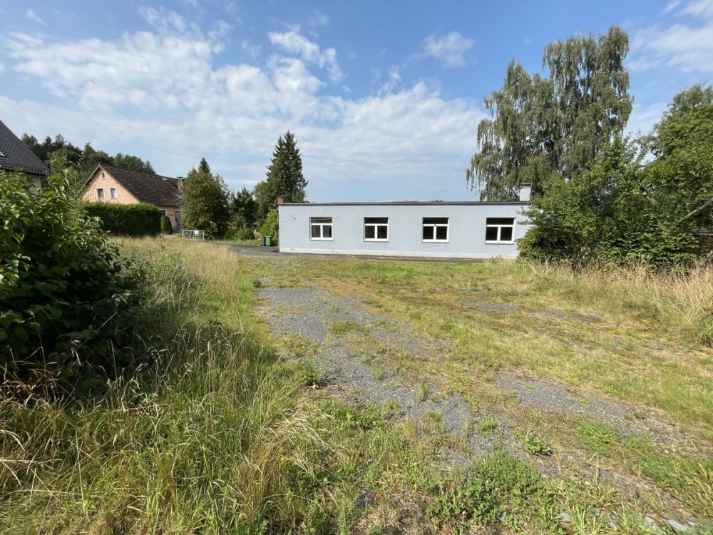 Ruhig gelegenes Baugrundstück mit Halle und riesigen Gartengrundstück!