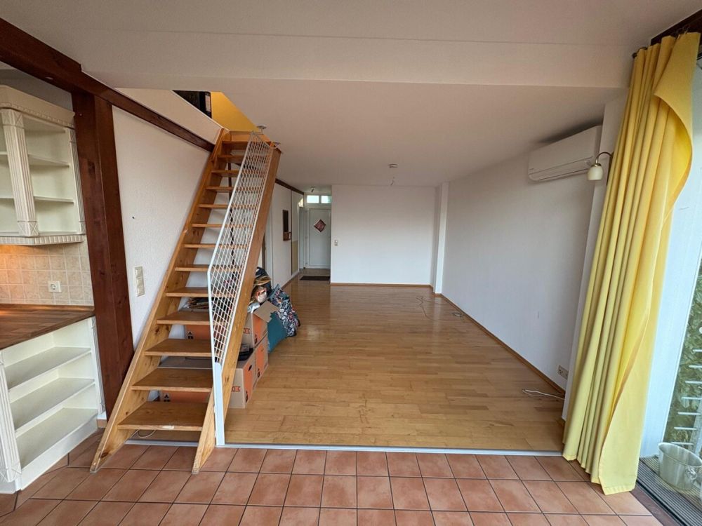 Wohnraum und Treppe ins Dachgeschoss