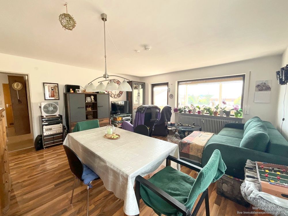 Gepflegte und gut geschnittene 
3,5-Zimmer-Wohnung 
im 1. OG 
inkl. Garage und Einbauküche