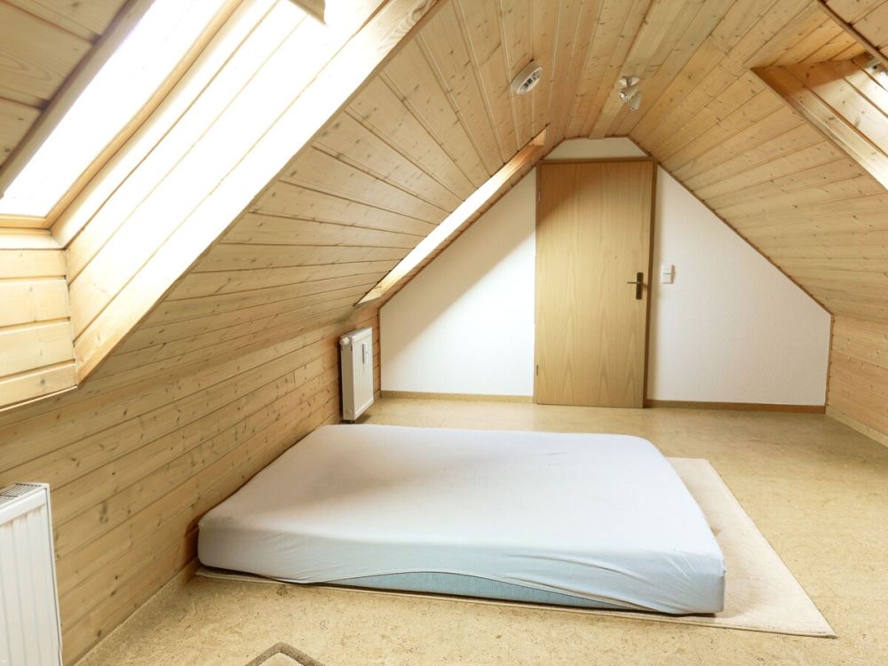 Ideale Kapitalanlage: Charmante Dachgeschoss-Maisonette-Wohnung mit Stellplatz in ruhiger Lage von Heilsbronn!