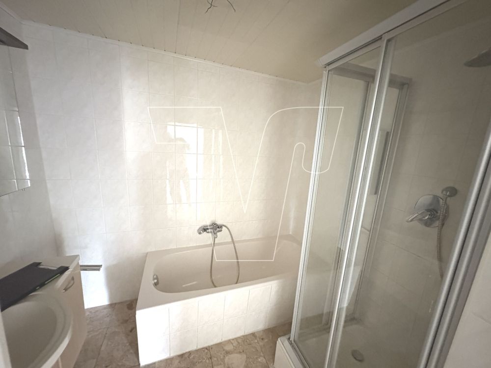 Sanierte und sehr gepflegte Wohnung mit großem Balkon!