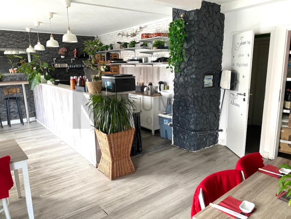 Mehrfamilienhaus mit Gewerbeeinheit (teilvermietet) und großem Garten