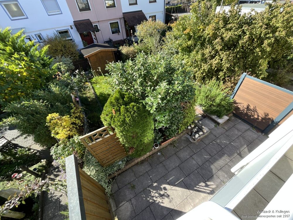 Blick vom Balkon in den Garten
