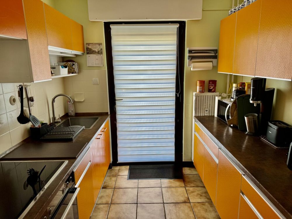 Ein- bis Zweifamilienhaus in idyllischer Ortslage
- großer Garten, 3 Garagen -