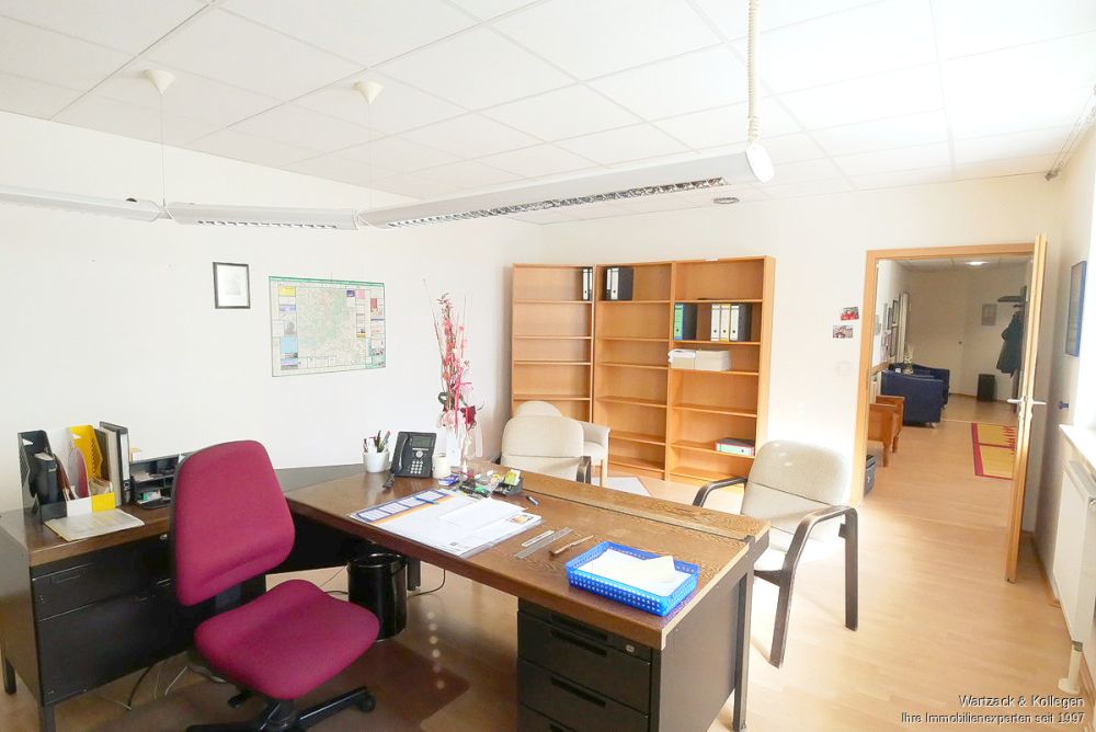 Perfekt auch zur Kapitalanlage! Schönes Büro in Roth 
mit zwei Tiefgaragenplätzen