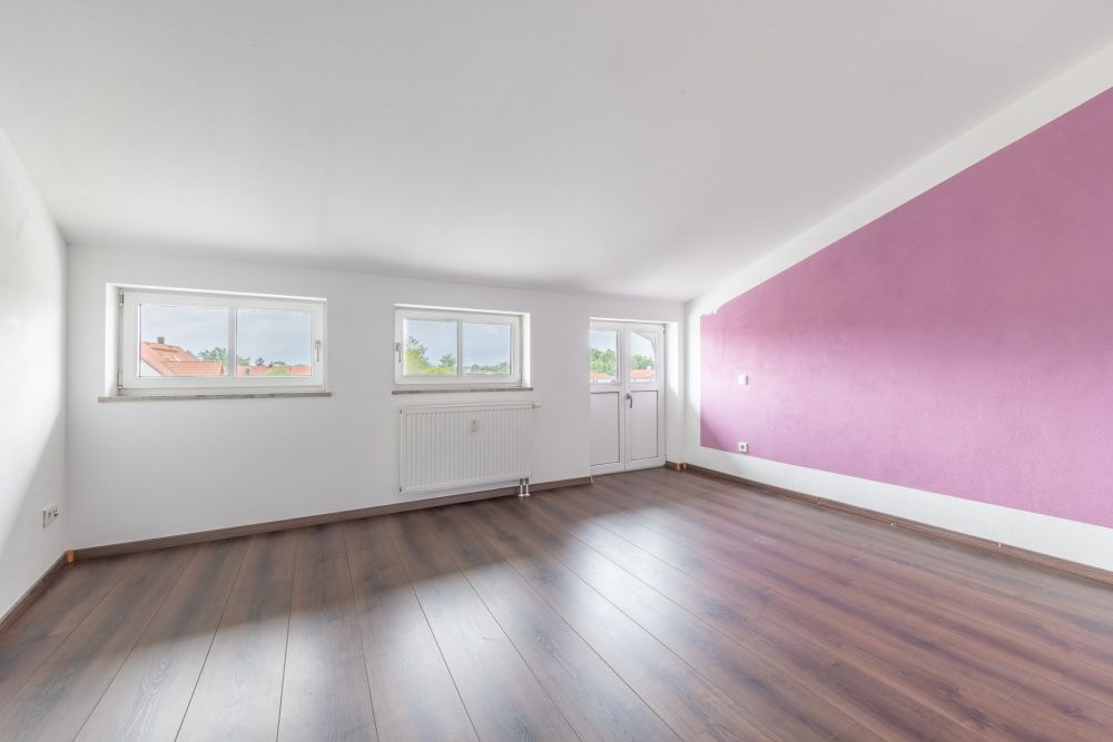 Leerstehende Dachgeschosswohnung auf zwei Ebenen mit hohem Ausstattungsniveau in Hallbergmoos