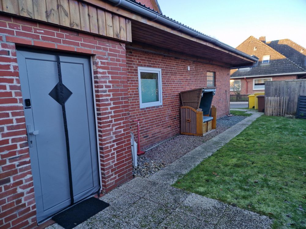 Seitenansicht des Hauses und Eingangsbereich Einliegerwohnung