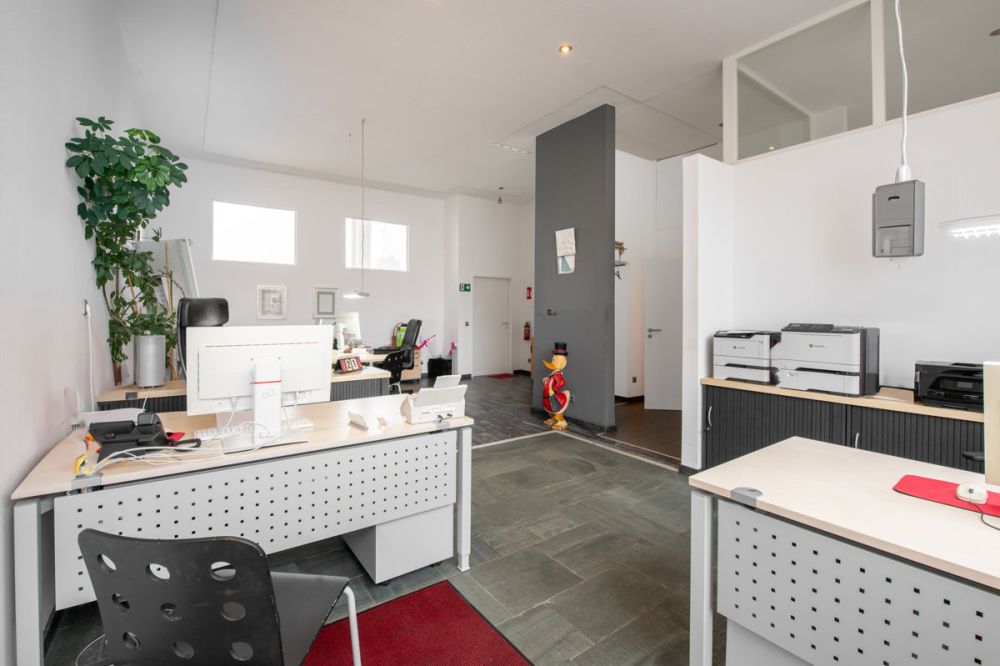 Vielseitiges Gewerbeobjekt mit zwei Ladeneinheiten, großzügiger Nutzfläche und PKW-Stellplätzen