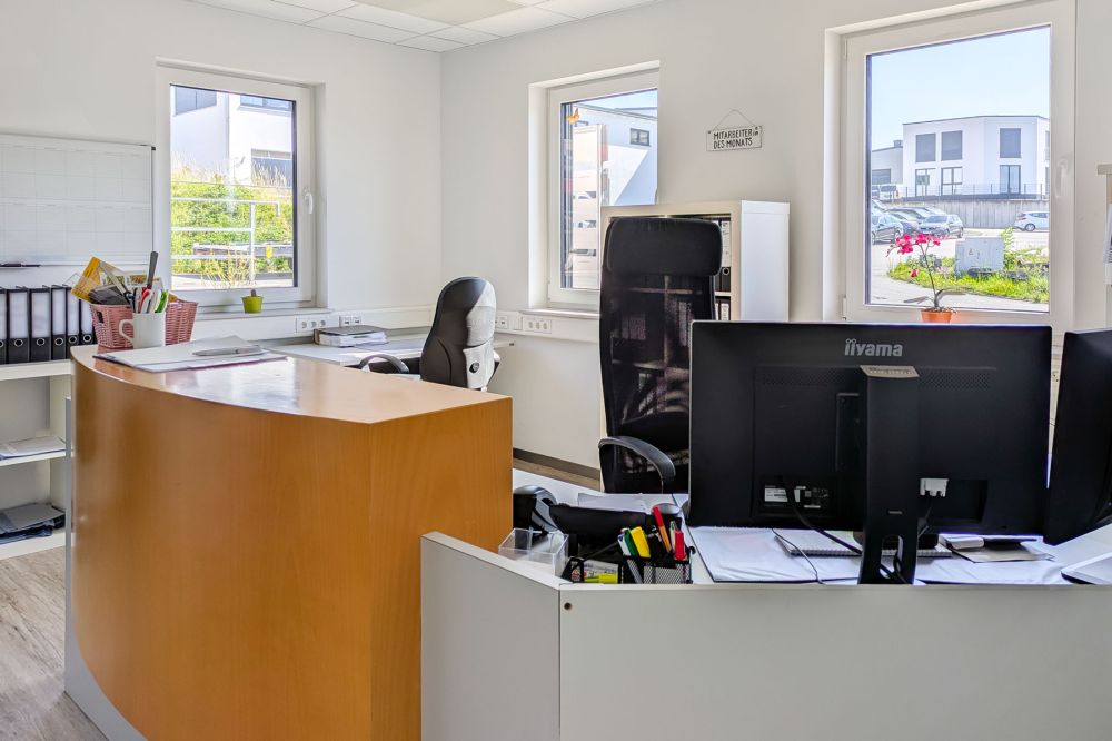 Neuwertiges Gewerbeobjekt – Büro-Gebäude, Lager- & Werk-Halle
in Erbach!