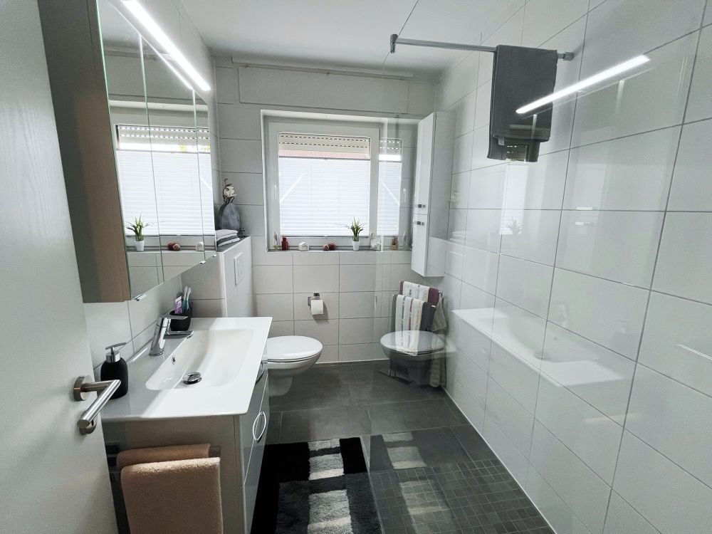 Modernes helles Badezimmer