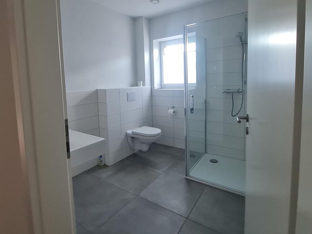 Tageslichtbad mit ebenerdiger Dusche  ( Beispielbild )