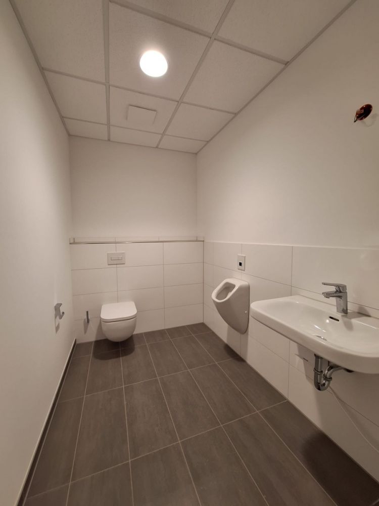 Neu errichtete Produktions-/Ausstellungshalle
im Gewerbegebiet Hungenbach