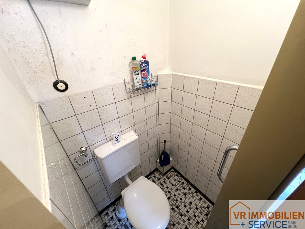 Einfamilienwohnhaus mit Nebengebäuden und Scheune im Ortskern von 97702 Seubrigshausen!