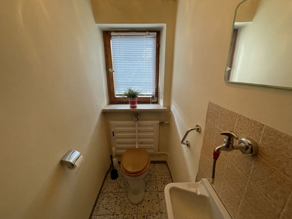 Zentral gelegenes Zweifamilienhaus mit viel Platz und schönem Garten!