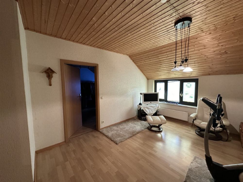 Wohn- und Geschäftshaus mit Ausbaupotenzial in zentraler Lage!