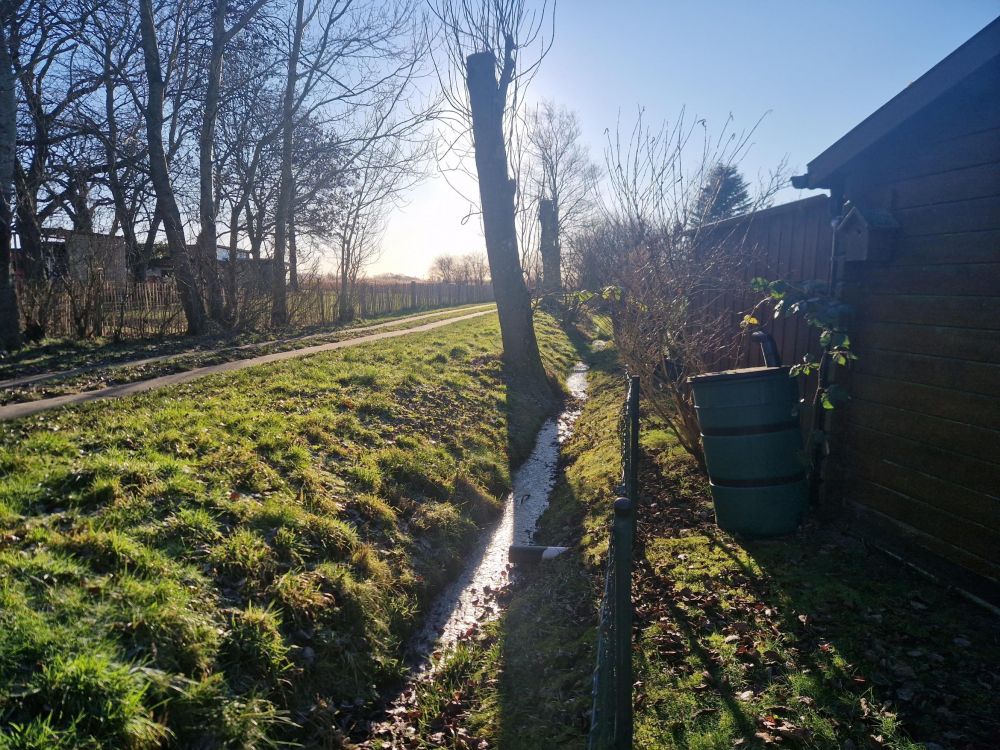 Seitlich neben dem Haus