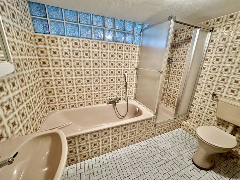 Charmante, gepflegte Immobilie mit Potenzial
Garagen, Carport und Garten