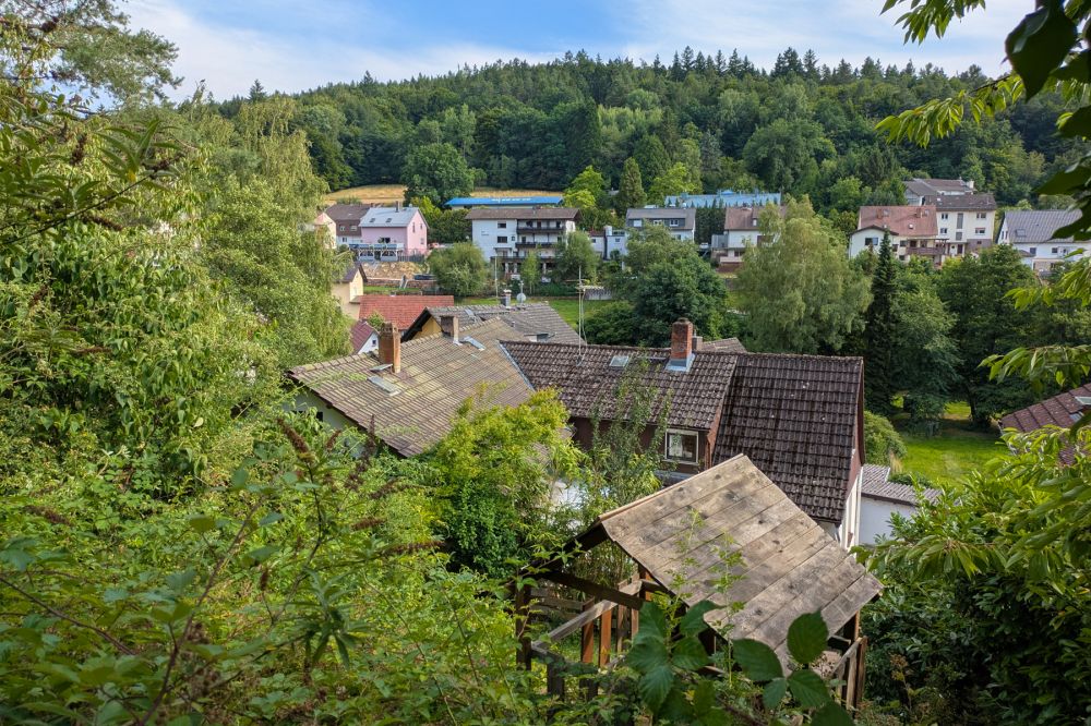 Selbstnutzer & Kapitalanleger aufgepasst:  2-Familienhaus mit Garagentrakt und viel Potential!