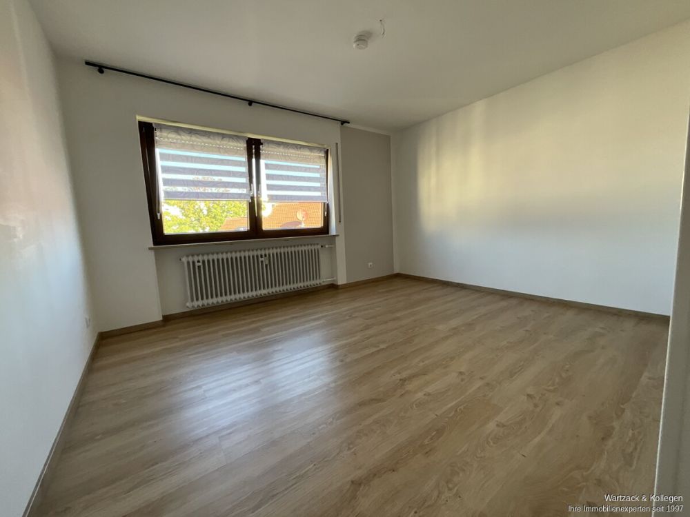 Hier müssen Sie nur noch einziehen- renovierte 3,5-Zimmer-Wohnung mit EBK, Balkon und Garage
