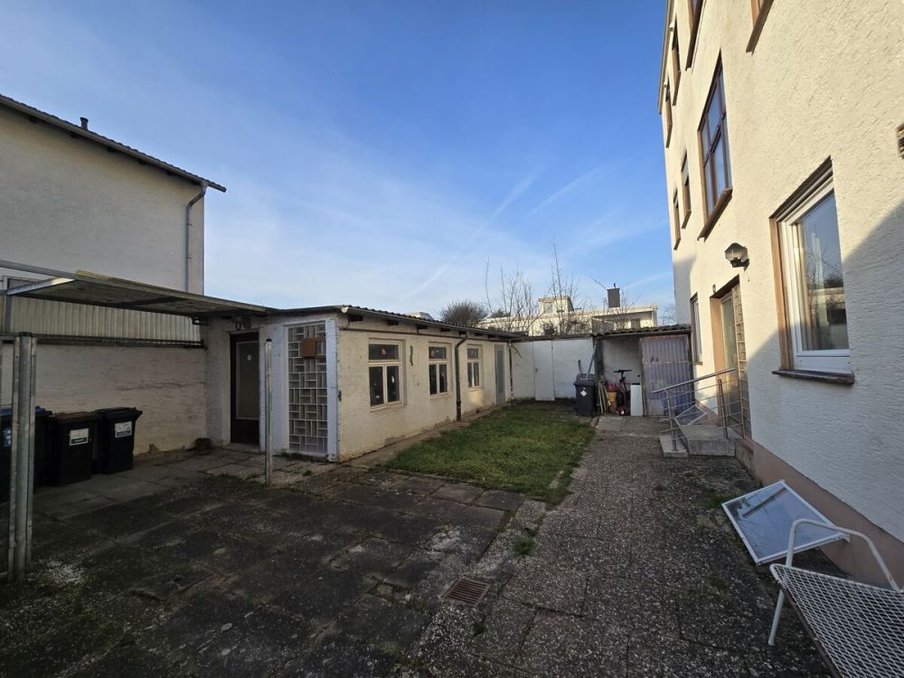 Hof mit Fahrradschuppen