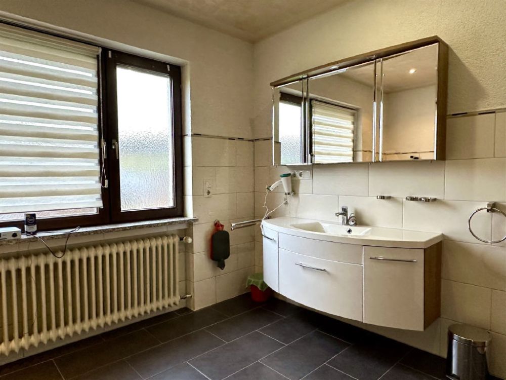 Viel Platz für Ihre Familie - Freistehendes Einfamilienhaus mit Einliegerwohnung in ruhiger Lage von Maring-Noviand