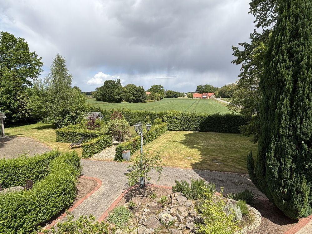 Wohnhaus mit toll angelegtem Garten im Außenbereich von Mettingen!