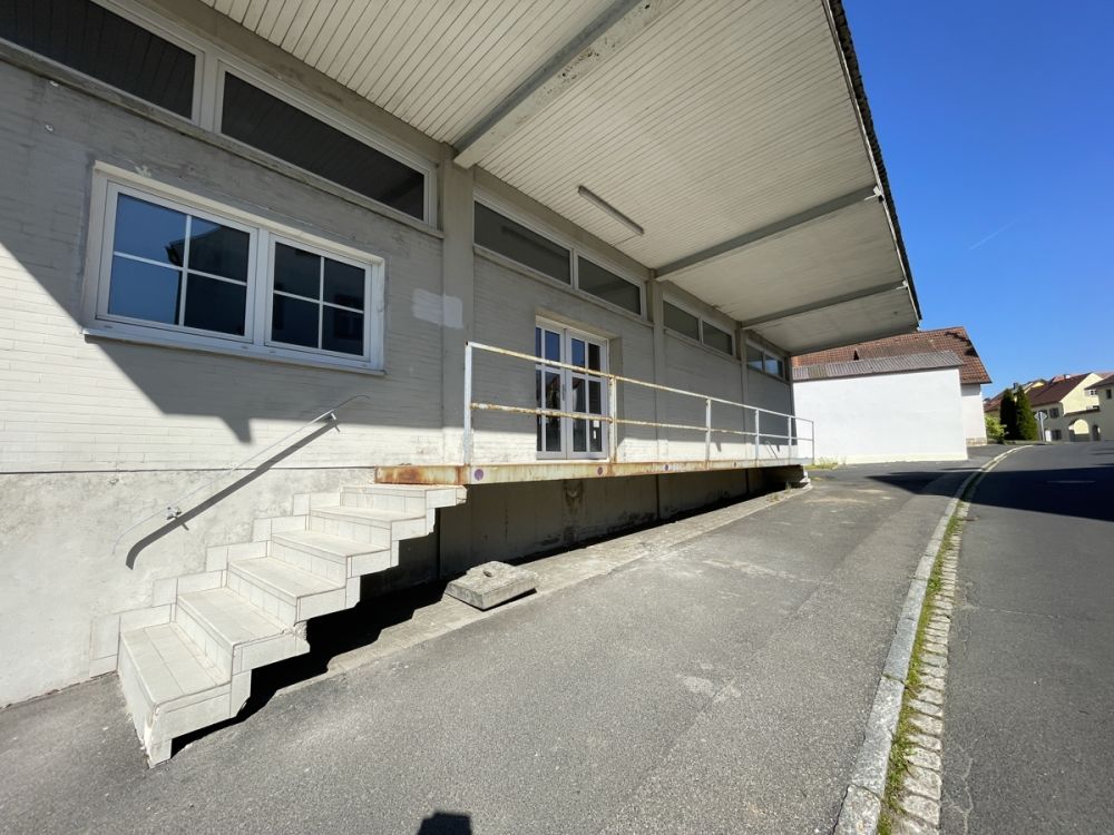 Ehemaliges Bankgebäude mit Lagerhalle - leicht umzubauen zu Wohnraum