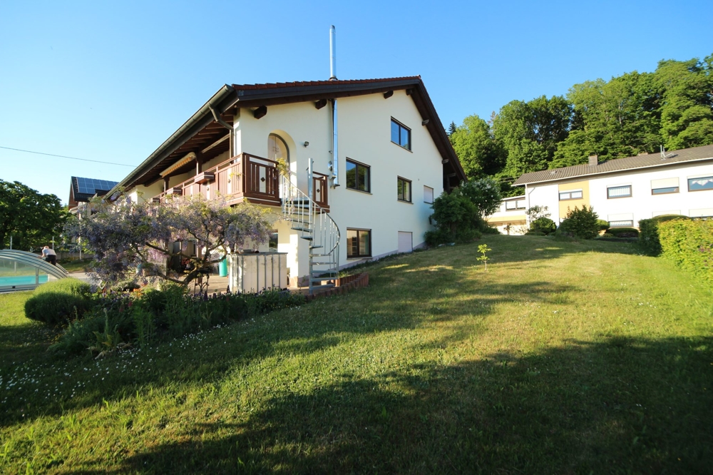 Ansicht mit Grundstück