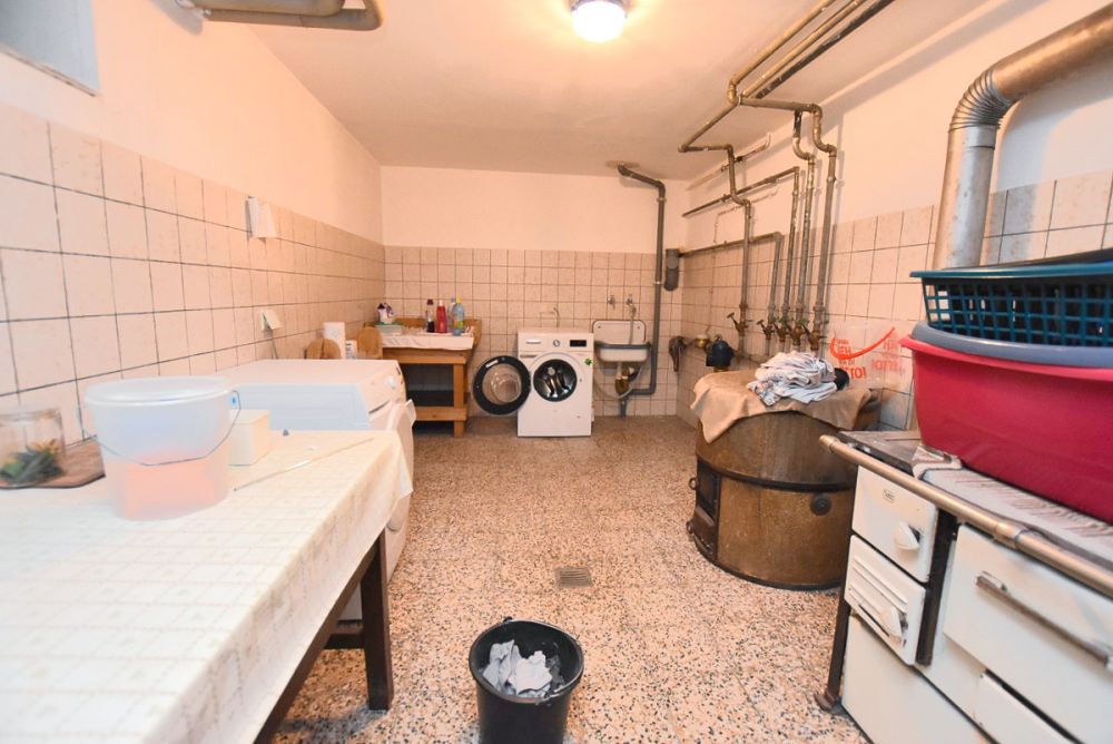 Viel Platz für Familie, 
Beruf oder Hobby!
Zweifamilienhaus mit Stall 
und weiteren Nebengebäuden