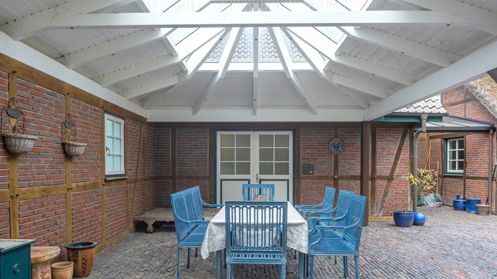 Reetdach-Anwesen mit Sommer-Gästehaus, Garage und Parkgrundstück / nur ca. 600 m zum Zw´ahner Meer