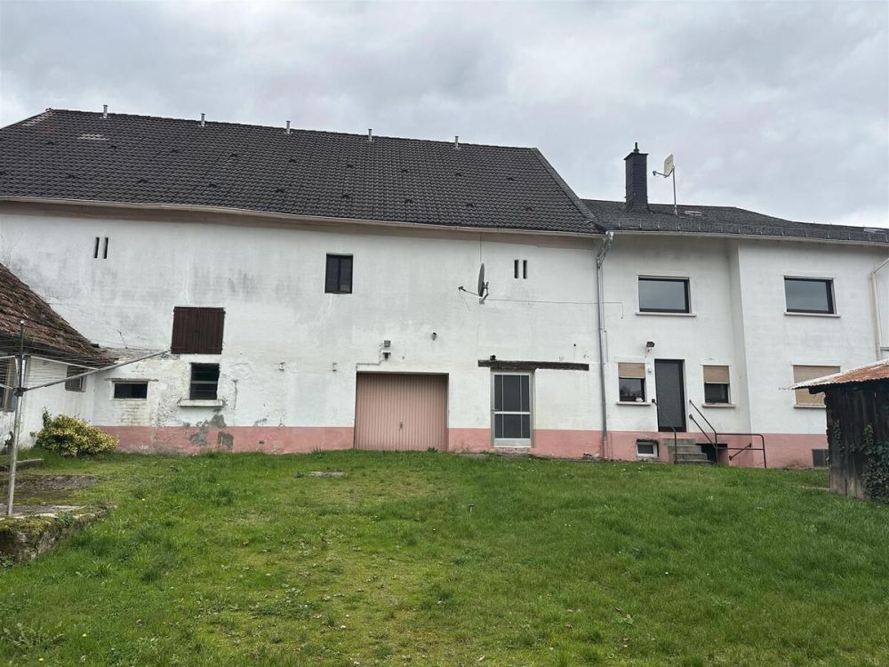 Vielseitiges Wohnhaus mit großem Grundstück und separater Einheit (12)