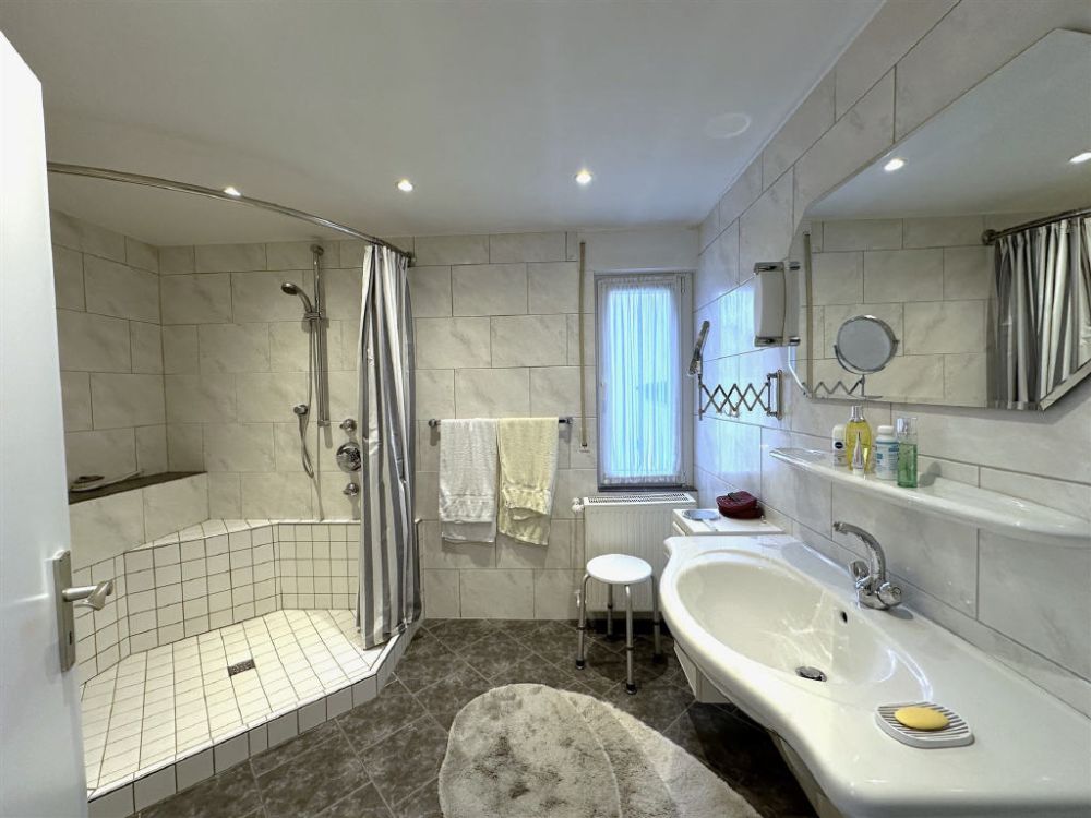 / Sundern-Zentrum: Wohnhaus mit Gewerbefläche & Parkmöglichkeiten