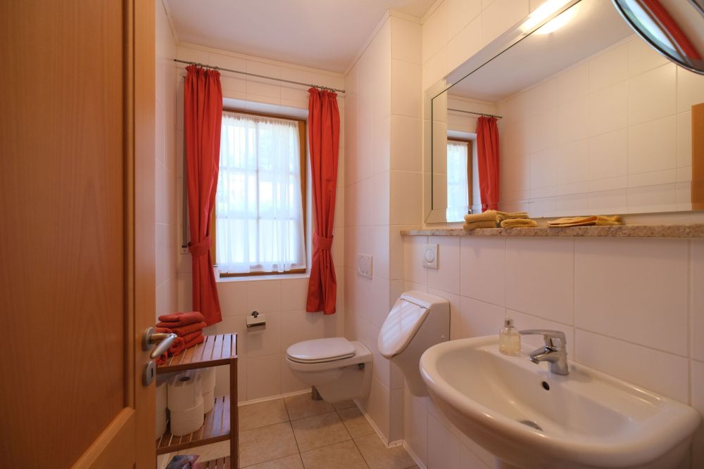 Modernes Mehrfamilienhaus mit Wohn- und Gewerbenutzung