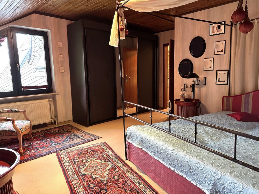 Luxus trifft Funktionalität: Einfamilienhaus mit Büro in Top-Lage