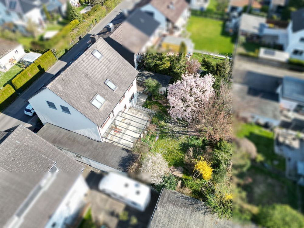 Kapitalanlage trifft Wohnkomfort – Dreifamilienhaus mit Traumgarten in Bad Vilbel-Dortelweil