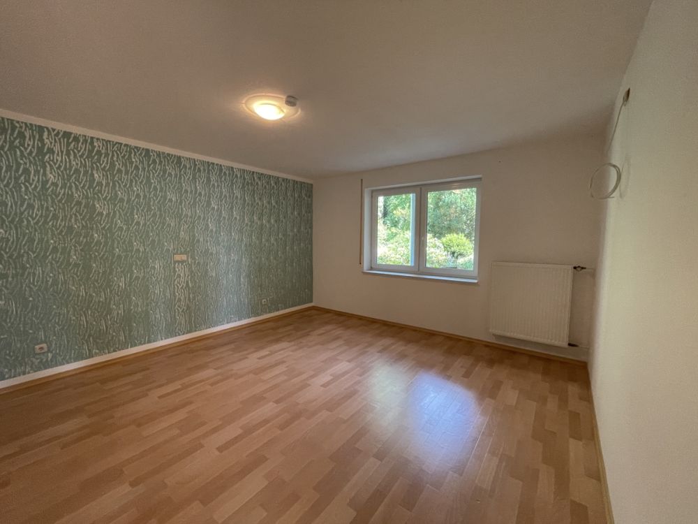 Wohnhaus in Traumlage mit vier Garagen und Nebengebäuden im Ort Griesbach