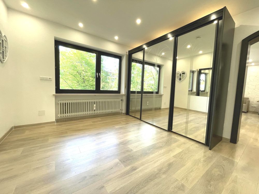 mit optionalem Schwebetürenschrank