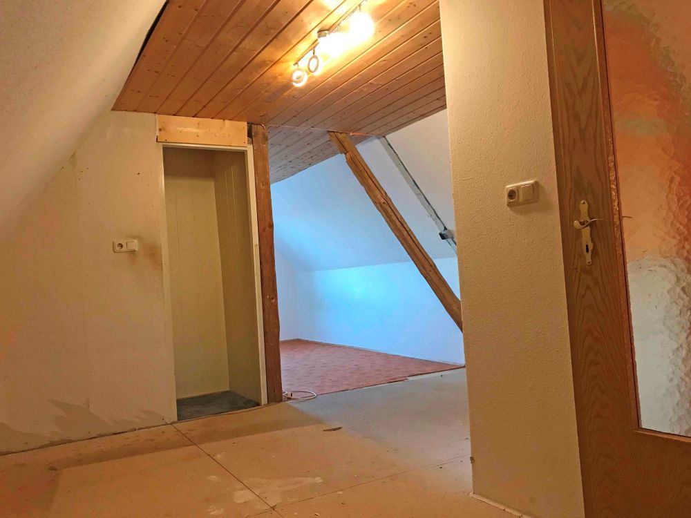 Große Dachgeschosswohnung mit Gartenanteil