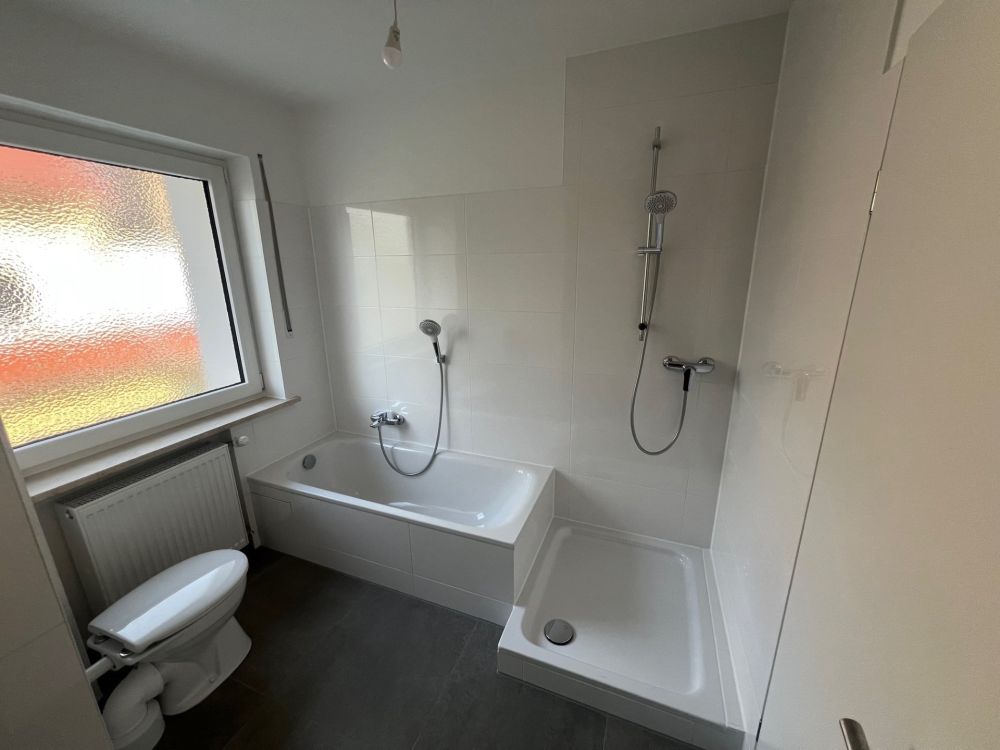 Bad mit Wanne und Dusche (Glasduschtrennwand wird noch installiert)