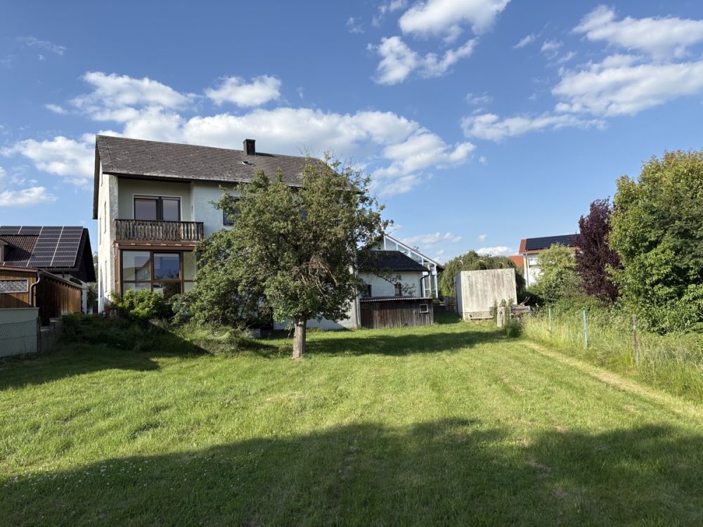 Zweifamilienhaus auf schönem und großzügigem Grundstück in ruhiger Lage in Schönkirch!