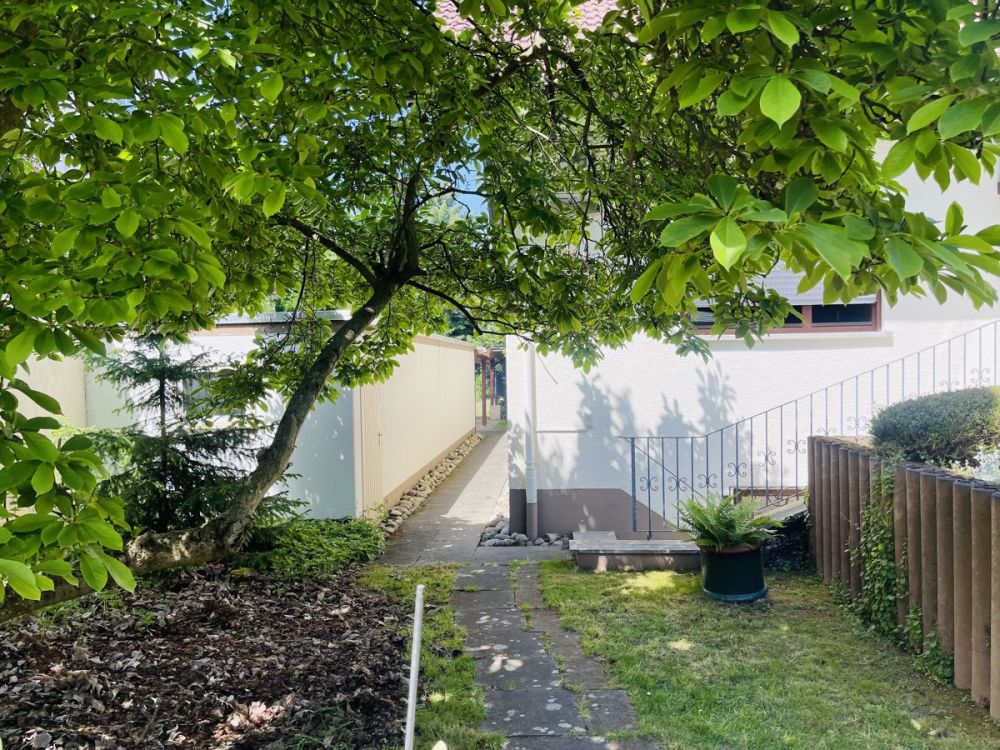 Gartenparadies - Zweifamilienhaus mit Einliegerwohnung